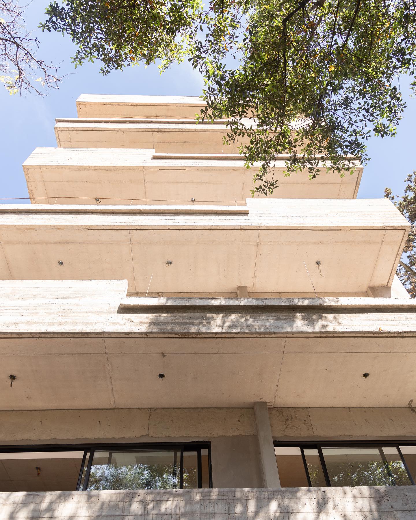 Fachada de hormigón visto con balcones