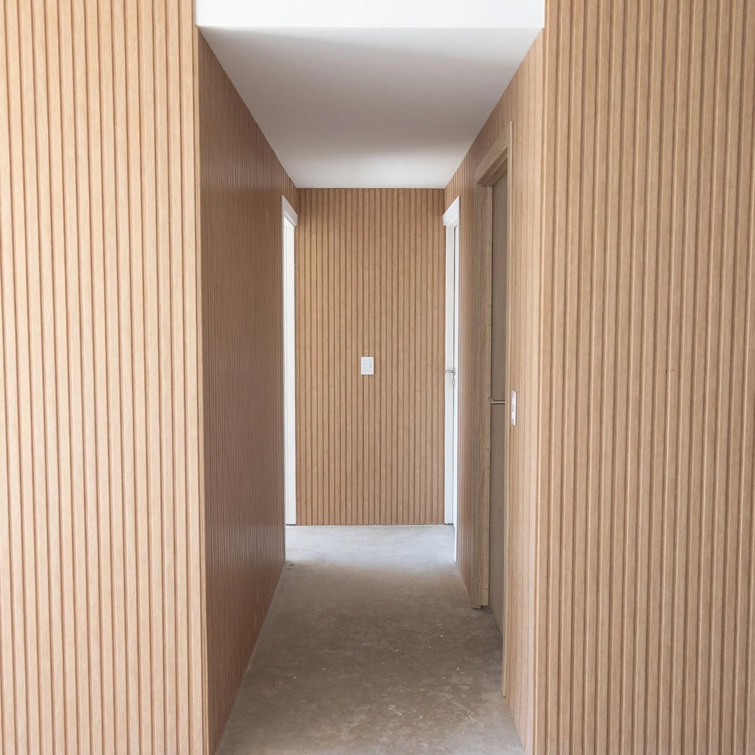 Pasillo con paneles de madera ranurada