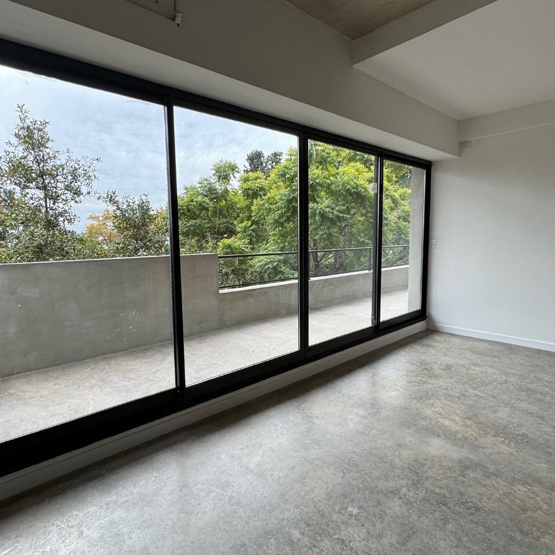 Ventanales con vista panorámica a los árboles