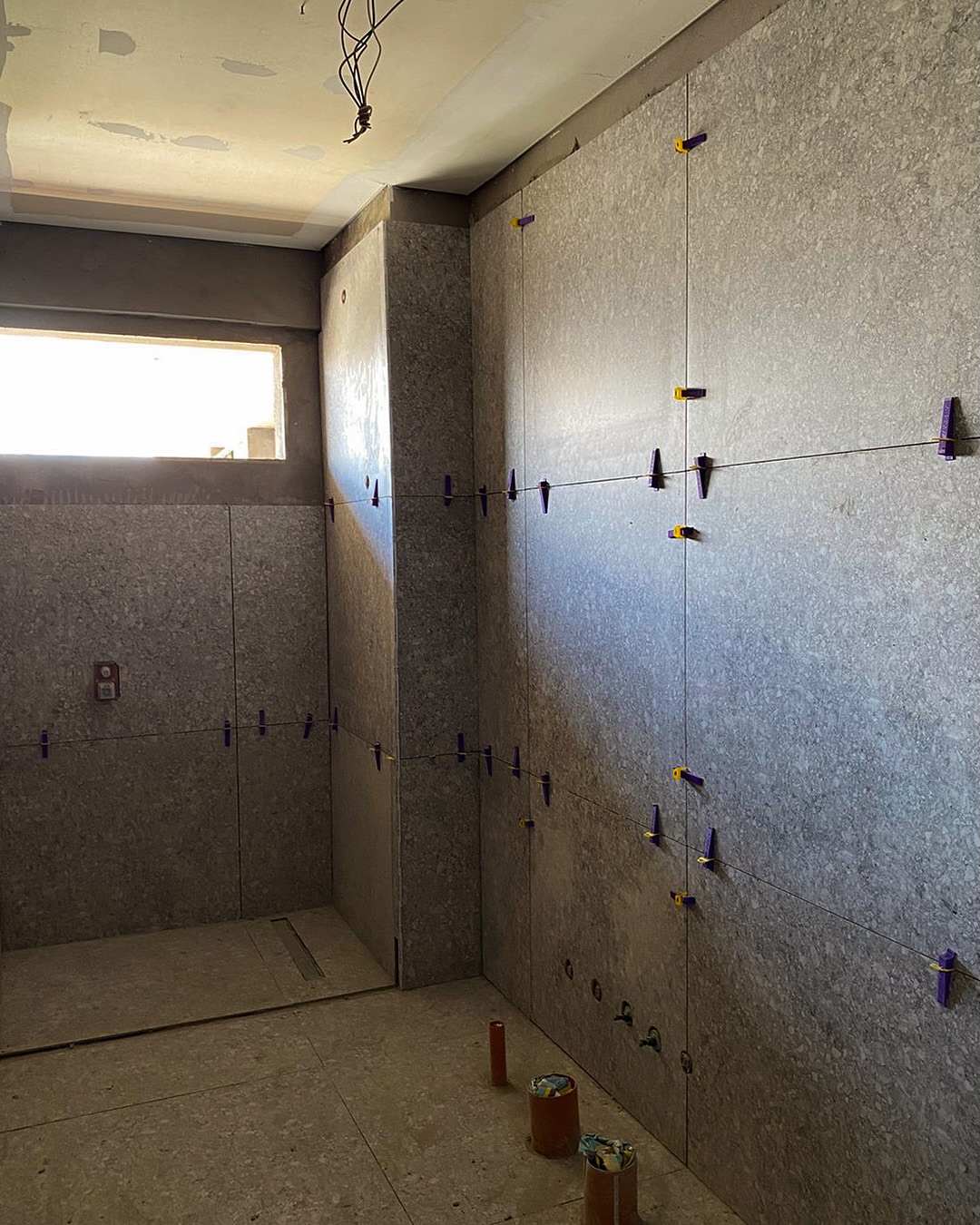 Baño con cerámicos en instalación