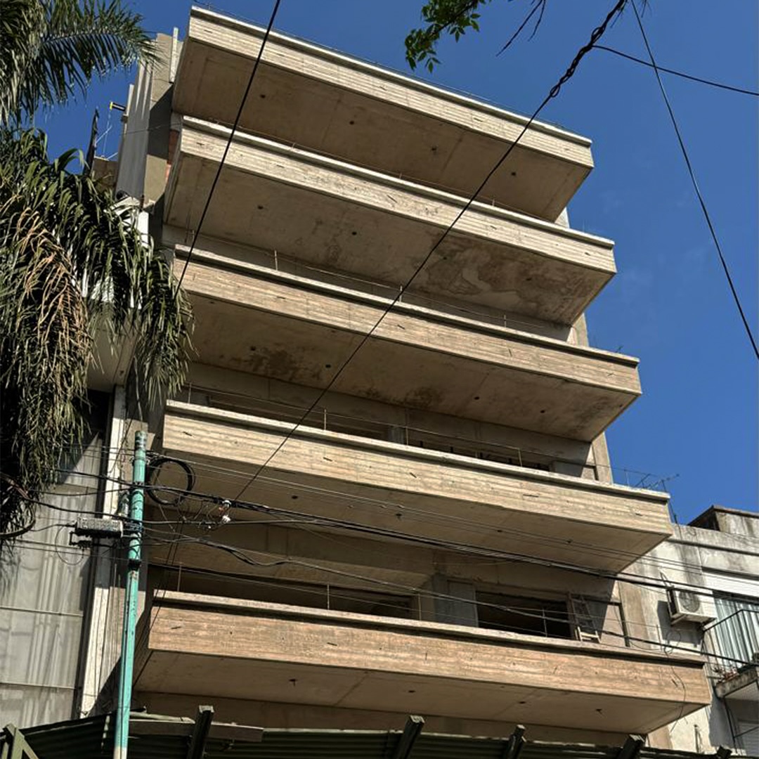Fachada del edificio con balcones