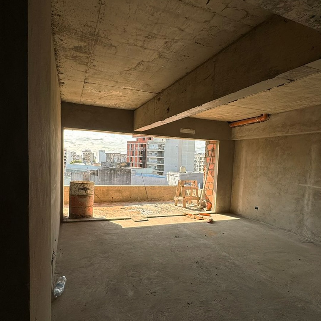 Interior en construcción con vista a la ciudad