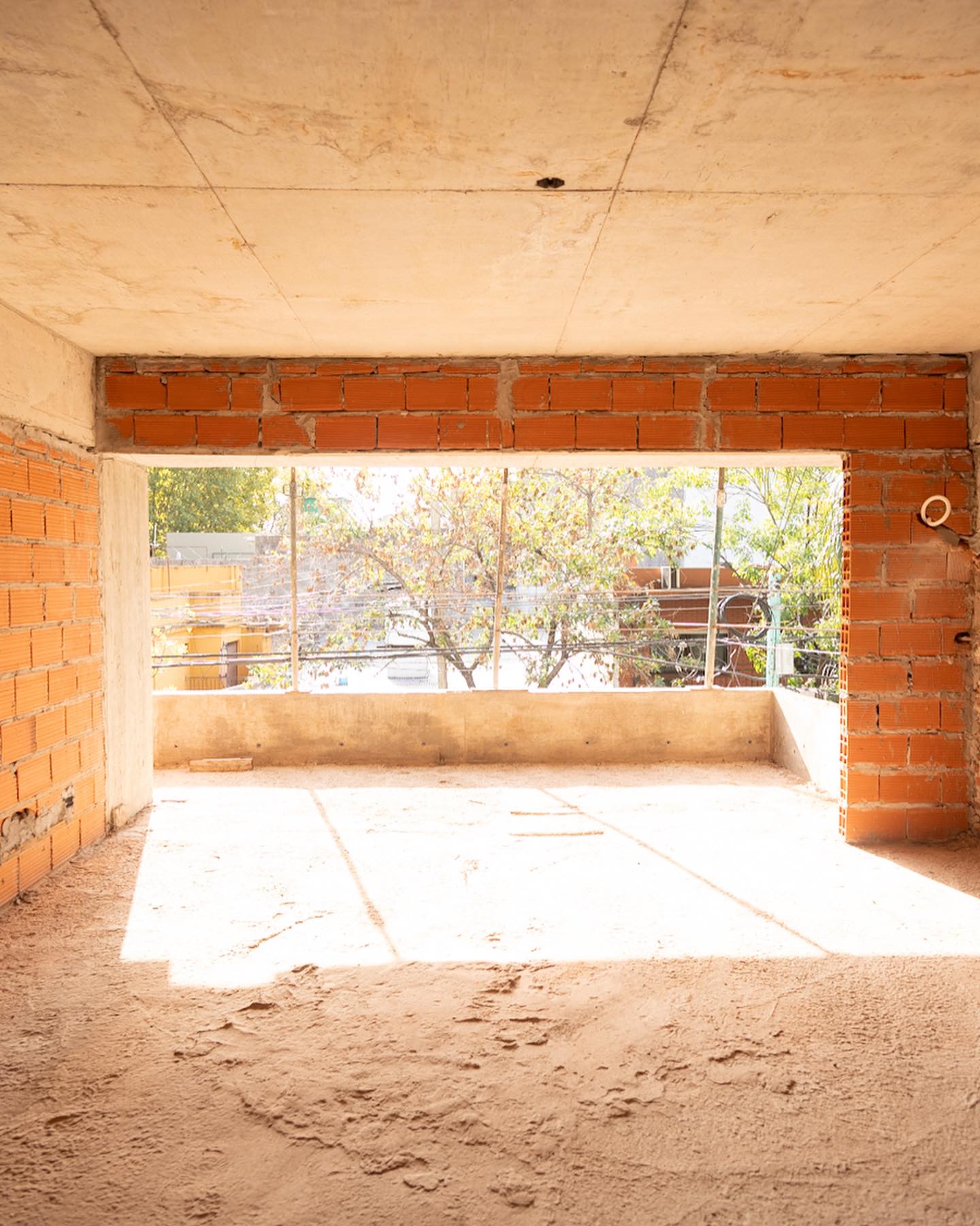 Habitación con ladrillos y ventanal
