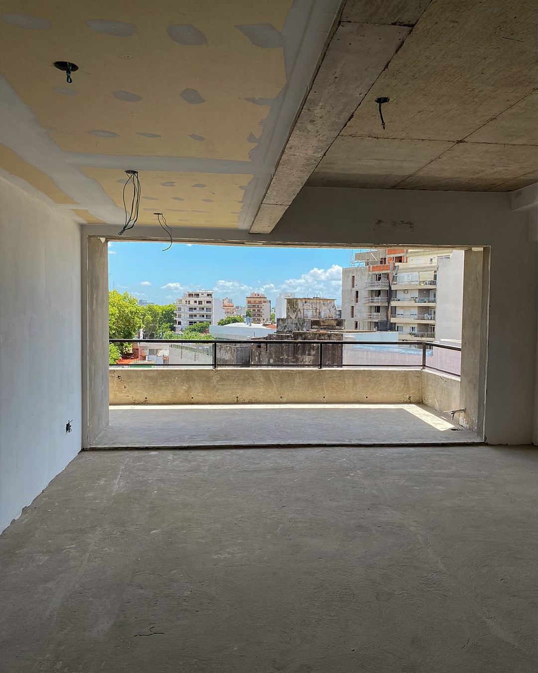 Living amplio con vista al balcón