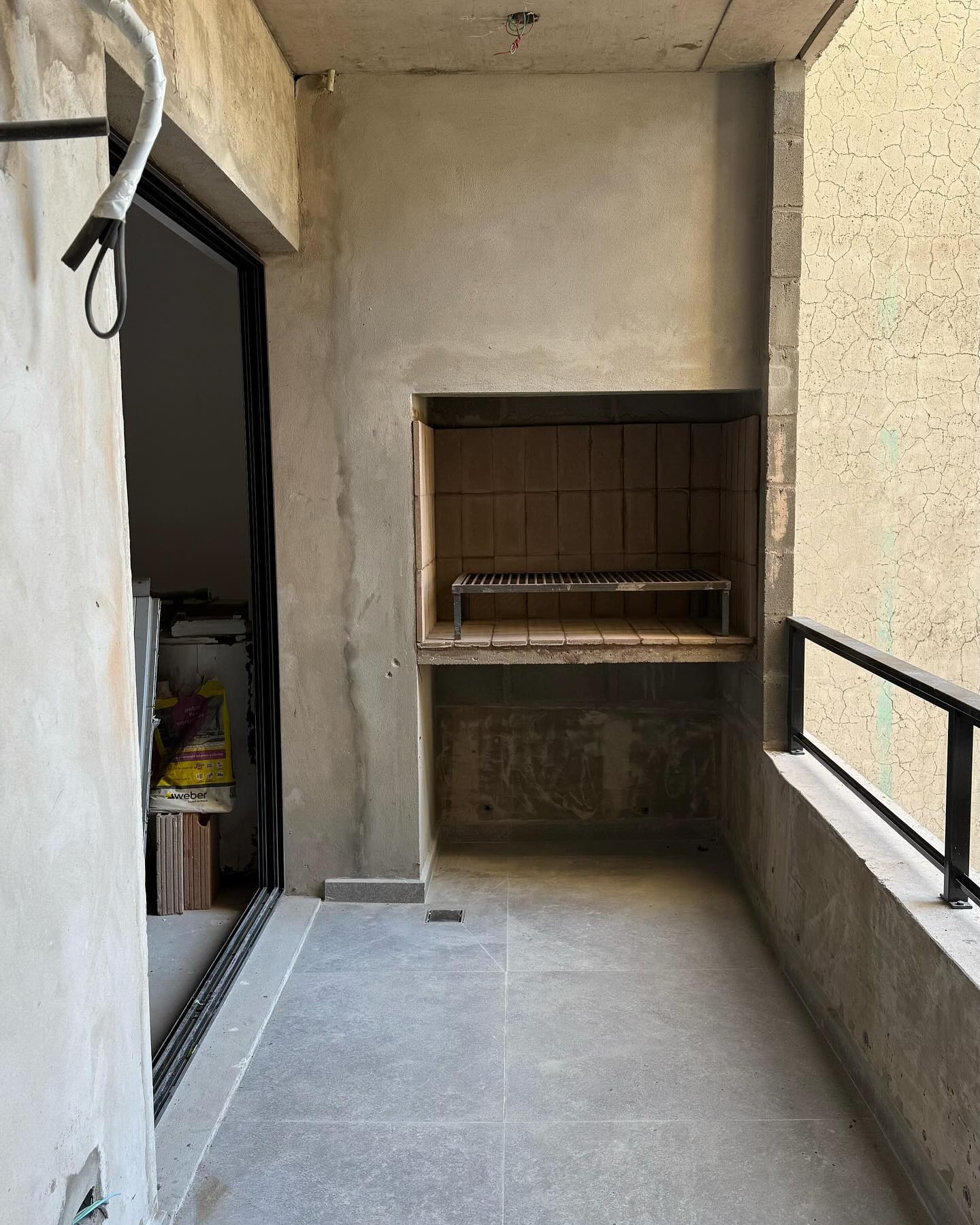 Balcón con parrilla incorporada