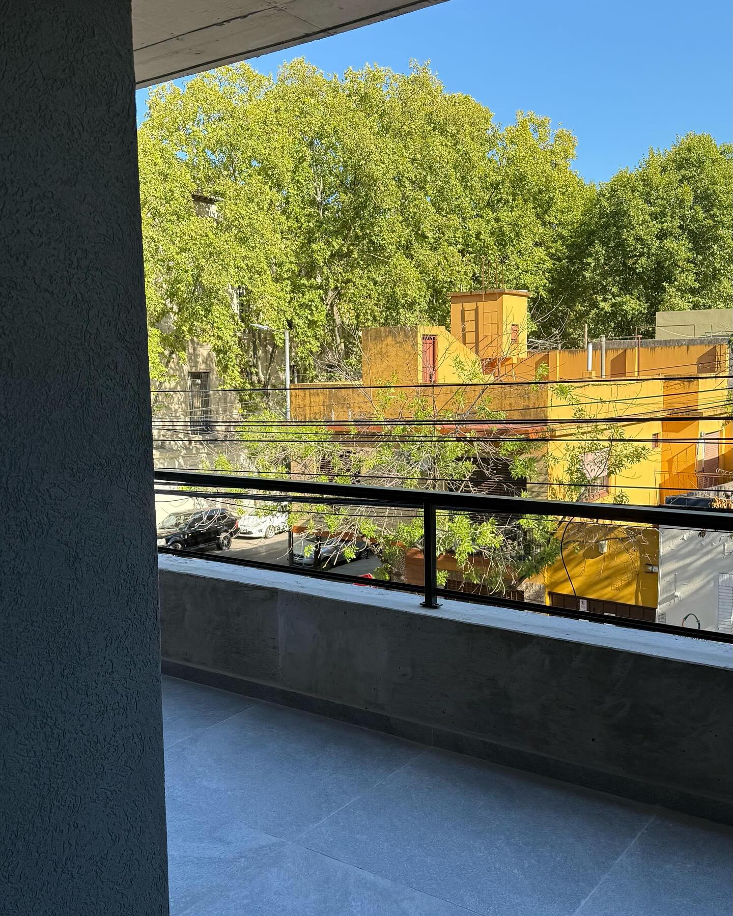 Balcón con vista a la arboleda