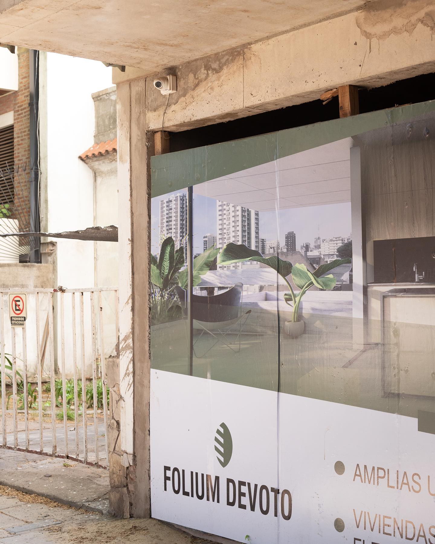 Cartel de obra Folium Devoto en el frente del edificio