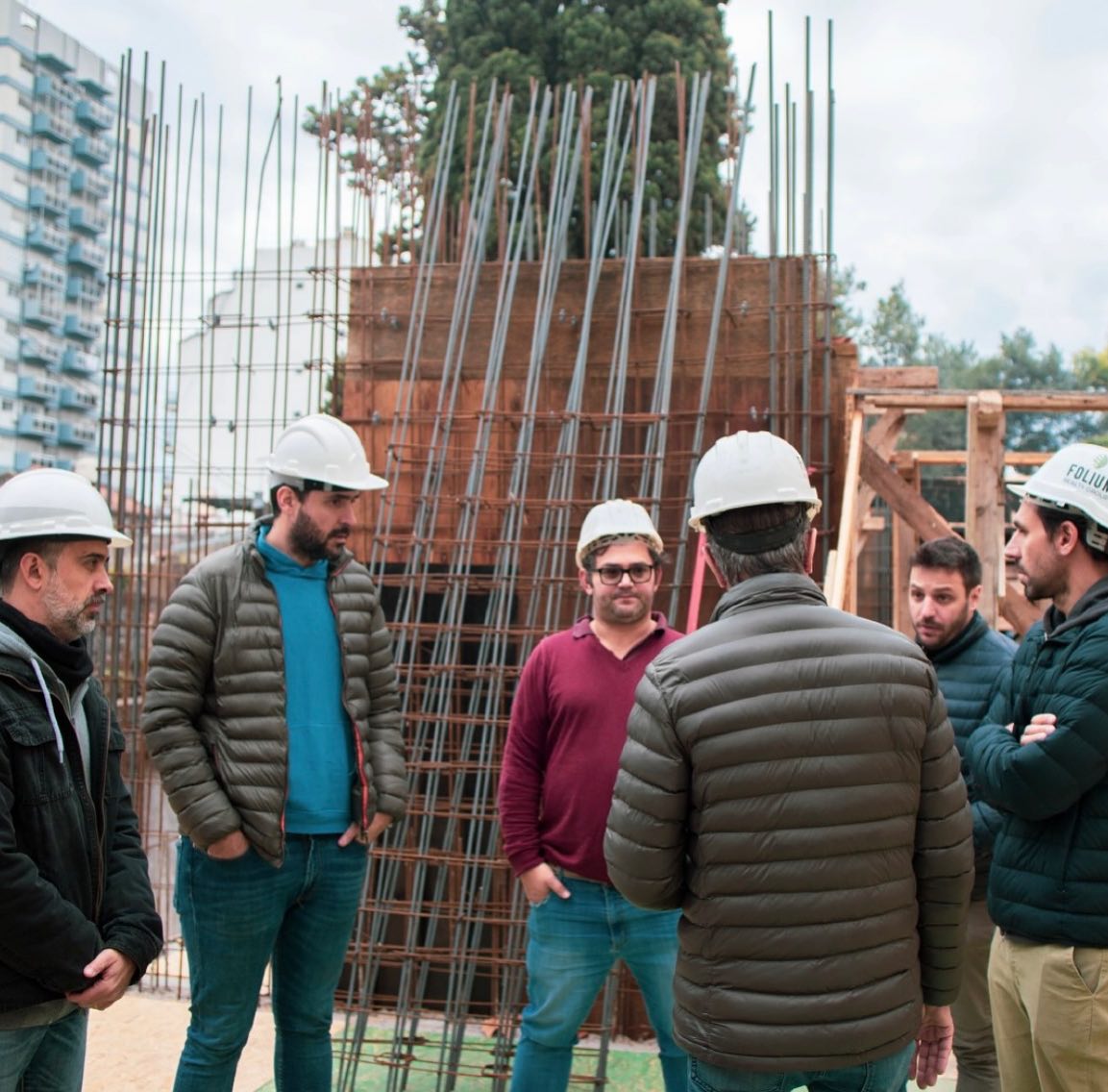 Equipo de Folium en una recorrida de obra