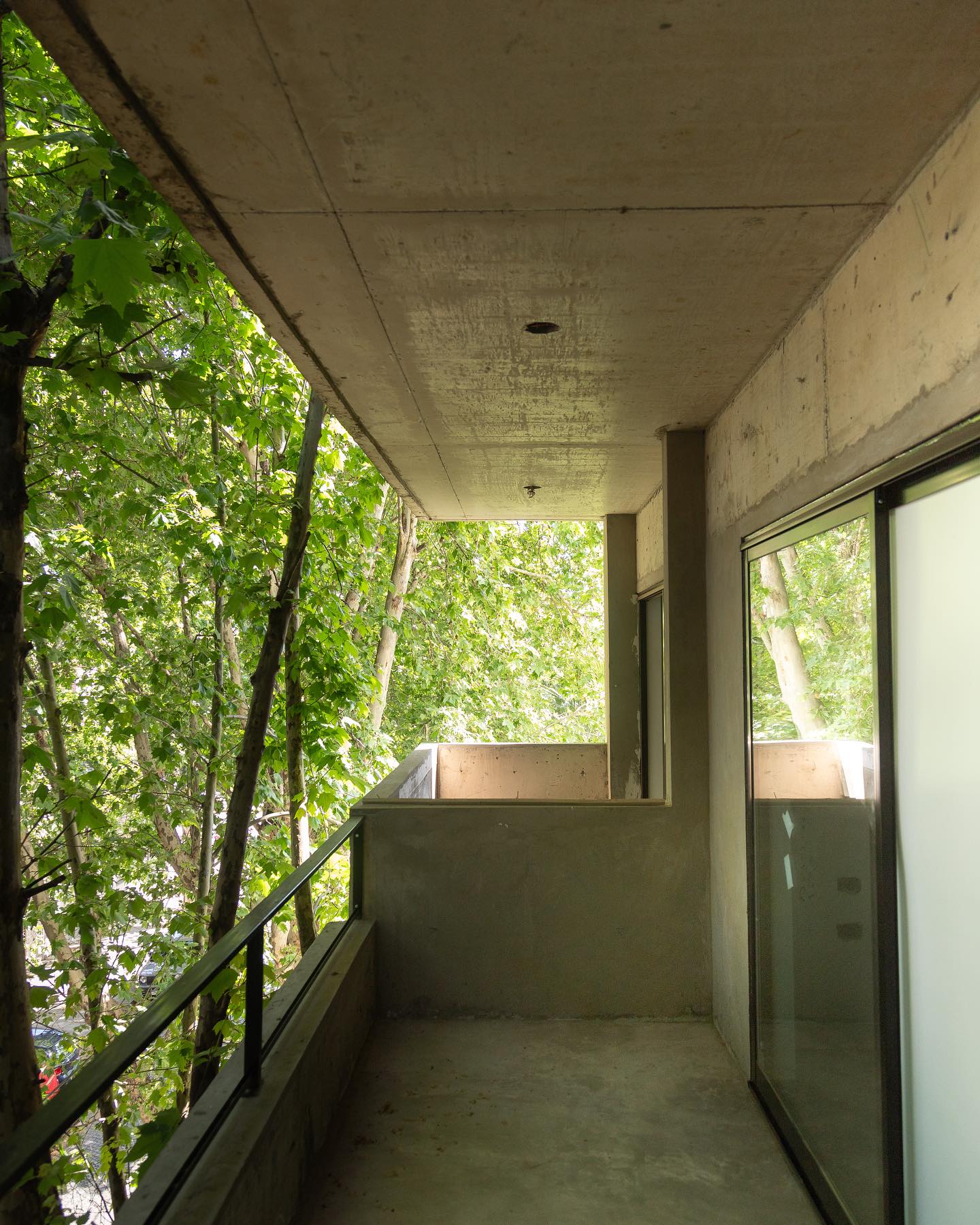 Balcón en obra con vista a la arboleda